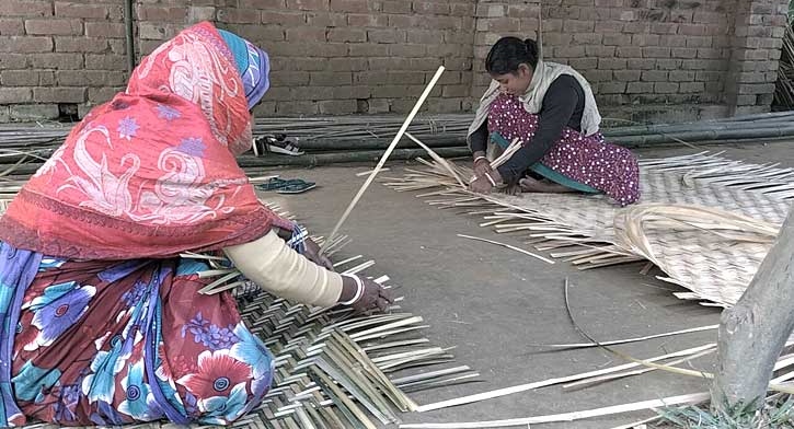 বাঁশ শিল্পেই জীবিকা চলে বীরগ্রামের শত পরিবারের